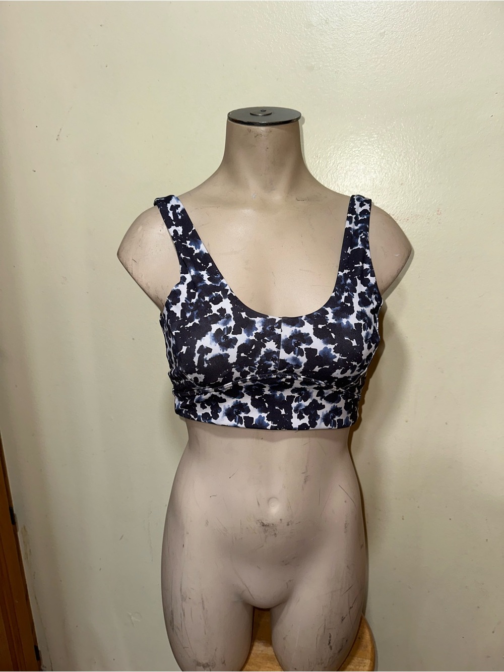 Woman’s Varley athletic sports bra top